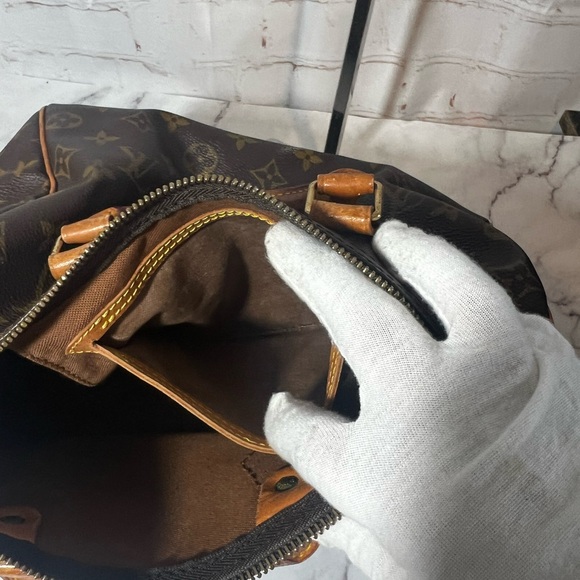 EUC Louis Vuitton Monogram Speedy 25 - Picture 13 of 15